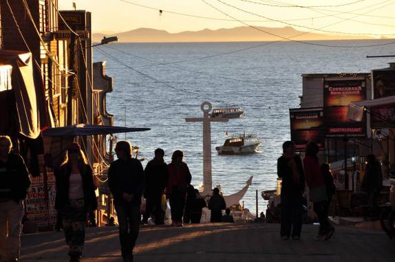 Fim de tarde no lago Titicaca, na rua principal de Copacabana, na Bolívia